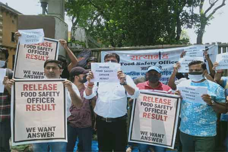 नियुक्ति परीक्षाओं के रिजल्ट लंबित रखने के विरोध में रांची में जेपीएससी दफ्तर के समक्ष युवाओं का प्रदर्शन नियुक्ति परीक्षाओं के रिजल्ट लंबित रखने के विरोध में रांची में जेपीएससी दफ्तर के समक्ष युवाओं का प्रदर्शन