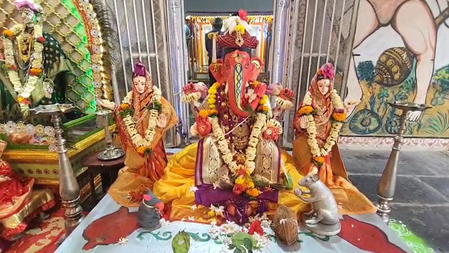 नागपुर के सीनियर भोंसला पैलेस में 297वां महालक्ष्मी उत्सव, गणपति की प्रतिमा आकर्षण का केंद्र नागपुर के सीनियर भोंसला पैलेस में 297वां महालक्ष्मी उत्सव, गणपति की प्रतिमा आकर्षण का केंद्र