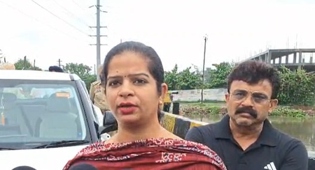 हरियाणा लुधियाना में बारिश और बुड्ढा नाले के ओवरफ्लो से जलभराव, मेयर इंद्रजीत कौर ने लिया जायजा हरियाणा लुधियाना में बारिश और बुड्ढा नाले के ओवरफ्लो से जलभराव, मेयर इंद्रजीत कौर ने लिया जायजा
