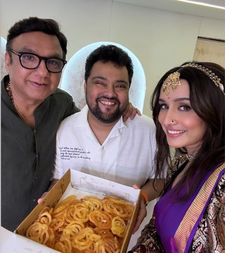 Shraddha Kapoor gorges on jalebis between work: ‘Shooting toh bahana hai’ Shraddha Kapoor gorges on jalebis between work: ‘Shooting toh bahana hai’
