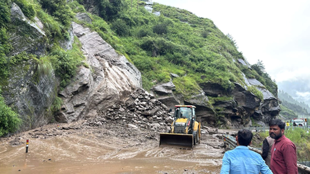 उत्तराखंड में भारी बारिश ने बढ़ाई मुश्किलें कई जिलों में स्कूल बंद, चारधाम यात्रा भी स्थगित उत्तराखंड में भारी बारिश ने बढ़ाई मुश्किलें कई जिलों में स्कूल बंद, चारधाम यात्रा भी स्थगित