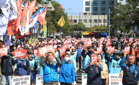Financial workers vote for nationwide strike in S. Korea later this month Financial workers vote for nationwide strike in S. Korea later this month