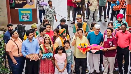 'Taarak Mehta Ka Ooltah Chashmah' cast & crew receive surprise from ‘Mumbai Cha Seth’ 'Taarak Mehta Ka Ooltah Chashmah' cast & crew receive surprise from ‘Mumbai Cha Seth’