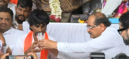 मनोज जरांगे ने खत्म किया मराठा आरक्षण आंदोलन, बोले- महाराष्ट्र के लिए स्वर्णिम दिन मनोज जरांगे ने खत्म किया मराठा आरक्षण आंदोलन, बोले- महाराष्ट्र के लिए स्वर्णिम दिन