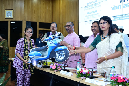 झारखंड सीएम हेमंत ने 975 शिक्षकों को सौंपे नियुक्ति पत्र, बोर्ड परीक्षाओं के टॉपर्स को स्कूटी, लैपटॉप और तीन-तीन लाख झारखंड सीएम हेमंत ने 975 शिक्षकों को सौंपे नियुक्ति पत्र, बोर्ड परीक्षाओं के टॉपर्स को स्कूटी, लैपटॉप और तीन-तीन लाख