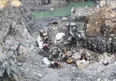 राजस्थान : नीमकाथाना के कृष्णा माइंस में पहाड़ दरकने से एक मजदूर की मौत, रेस्क्यू जारी