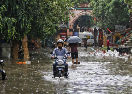 दिल्ली में बाढ़ पर राजनीति, केजरीवाल राहत शिविरों में पहुंचे, राजधानी में पानी घुसने से जल मंत्री का इनकार दिल्ली में बाढ़ पर राजनीति, केजरीवाल राहत शिविरों में पहुंचे, राजधानी में पानी घुसने से जल मंत्री का इनकार