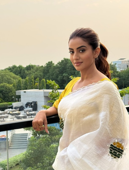 भोजपुरी सिनेमा की स्टार अक्षरा सिंह की खूबसूरत साड़ी लुक ने जीता फैंस का दिल भोजपुरी सिनेमा की स्टार अक्षरा सिंह की खूबसूरत साड़ी लुक ने जीता फैंस का दिल