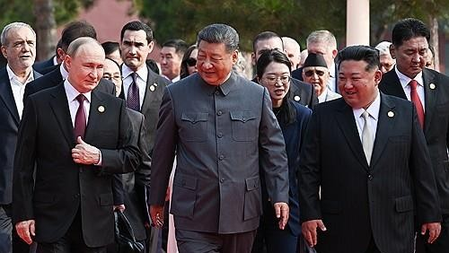 किम जोंग-उन सैन्य परेड में पुतिन और शी के साथ शामिल हुए, 66 वर्षों में पहली बार तीनों देश के नेता साथ किम जोंग-उन सैन्य परेड में पुतिन और शी के साथ शामिल हुए, 66 वर्षों में पहली बार तीनों देश के नेता साथ
