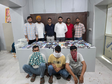 दिल्ली पुलिस ने सीमा पार मोबाइल तस्करी रैकेट का किया भंडाफोड़, सरगना सहित तीन गिरफ्तार दिल्ली पुलिस ने सीमा पार मोबाइल तस्करी रैकेट का किया भंडाफोड़, सरगना सहित तीन गिरफ्तार