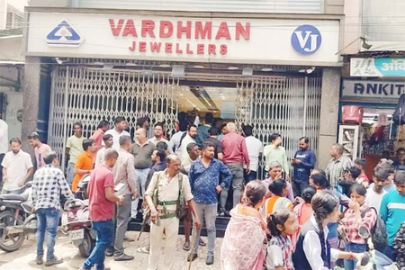 जमशेदपुर में दिनदहाड़े ज्वेलरी शॉप में लूट, दुकान मालिक को पीटकर घायल किया