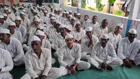इंदौर सेंट्रल जेल में कैदियों को मिला आध्यात्मिक संदेश, जगदगुरु वसंत विजयानंद गिरि महाराज ने दिए प्रवचन इंदौर सेंट्रल जेल में कैदियों को मिला आध्यात्मिक संदेश, जगदगुरु वसंत विजयानंद गिरि महाराज ने दिए प्रवचन