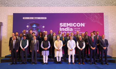 सेमीकॉन इंडिया 2025: भारत पर बड़ा दांव लगा रहे सेमीकंडक्टर जगत के प्रमुख सीईओ: पीएम मोदी सेमीकॉन इंडिया 2025: भारत पर बड़ा दांव लगा रहे सेमीकंडक्टर जगत के प्रमुख सीईओ: पीएम मोदी