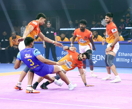 PKL Season 12: Shinde, Inamdar help Puneri Paltan to third-straight win PKL Season 12: Shinde, Inamdar help Puneri Paltan to third-straight win
