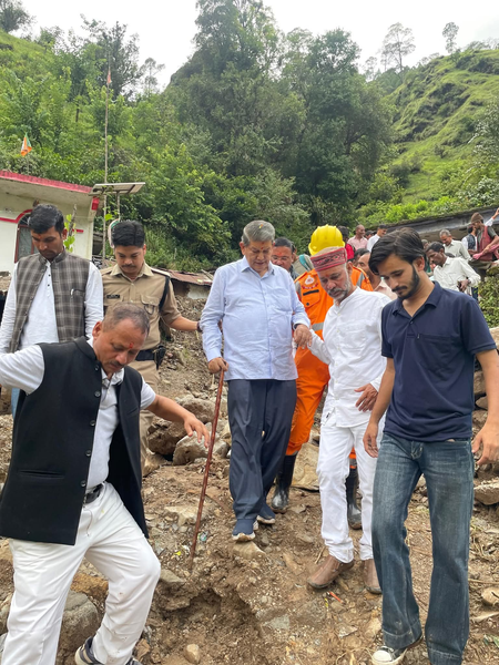उत्तराखंड: हरीश रावत ने आपदा प्रभावित क्षेत्रों का किया दौरा, राहत कार्यों में तेजी लाने की अपील