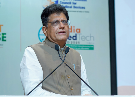 वैश्विक अनिश्चितता के बीच पीयूष गोयल ने निर्यातकों से स्थानीय उत्पादों को प्राथमिकता देने की अपील की वैश्विक अनिश्चितता के बीच पीयूष गोयल ने निर्यातकों से स्थानीय उत्पादों को प्राथमिकता देने की अपील की