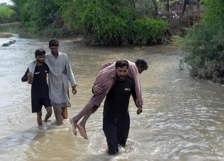 Death toll in Pakistan monsoon fury climbs to 883 Death toll in Pakistan monsoon fury climbs to 883
