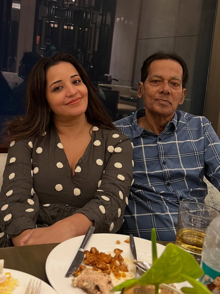 अभिनेत्री मोनालिसा ने पिता को याद करते हुए सोशल मीडिया पर लिखा इमोशनल नोट