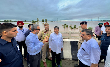 पंजाब राज्यपाल गुलाब चंद कटारिया ने होशियारपुर के बाढ़ प्रभावित क्षेत्रों का किया दौरा पंजाब राज्यपाल गुलाब चंद कटारिया ने होशियारपुर के बाढ़ प्रभावित क्षेत्रों का किया दौरा