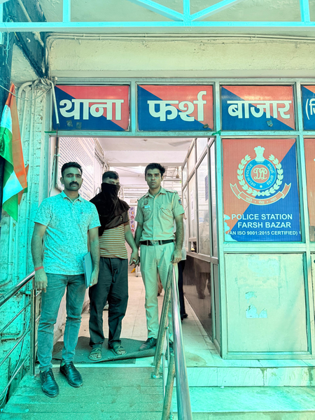 दिल्ली में फर्जी पैरा कमांडो लेफ्टिनेंट गिरफ्तार, शादी का झांसा देकर युवती से ठगे 70,000 रुपए दिल्ली में फर्जी पैरा कमांडो लेफ्टिनेंट गिरफ्तार, शादी का झांसा देकर युवती से ठगे 70,000 रुपए