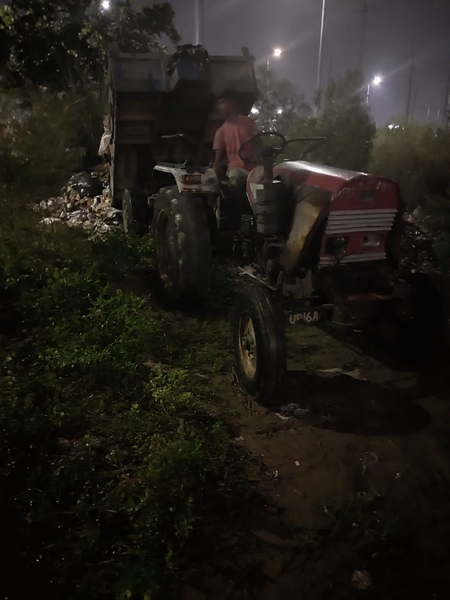 नोएडा में रोड किनारे कूड़ा डालने पर दो ट्रैक्टर-ट्रॉली जब्त, एक लाख का जुर्माना