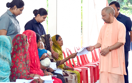 घबराएं नहीं, आपकी समस्या का प्रभावी समाधान सुनिश्चित कराएंगे : सीएम योगी