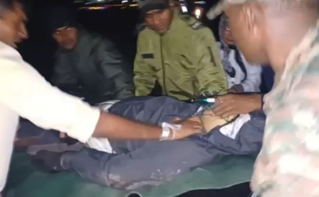 लद्दाख 17,000 फीट की बर्फीली चोटी पर फंसे विदेशी नागरिक, सेना ने बचाया लद्दाख 17,000 फीट की बर्फीली चोटी पर फंसे विदेशी नागरिक, सेना ने बचाया