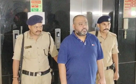 2200 करोड़ सट्टा कांड का मुख्य आरोपी दुबई से गिरफ्तार, एसएमसी ने अहमदाबाद एयरपोर्ट पर हिरासत में लिया