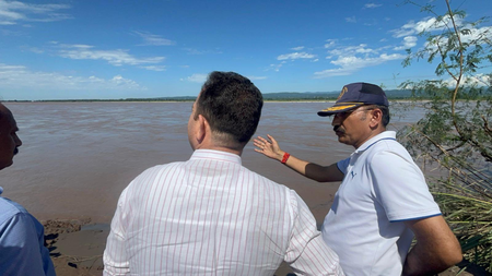 जम्मू सुनील शर्मा ने अखनूर में बाढ़ प्रभावित गांवों का दौरा किया, राहत और पुनर्वास का भरोसा दिया जम्मू सुनील शर्मा ने अखनूर में बाढ़ प्रभावित गांवों का दौरा किया, राहत और पुनर्वास का भरोसा दिया