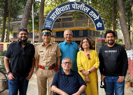 इंस्पेक्टर मधुकर जेंडे से मिले पर्दे के हीरो मनोज बाजपेयी, ओम राउत ने शेयर की यादगार तस्वीरें