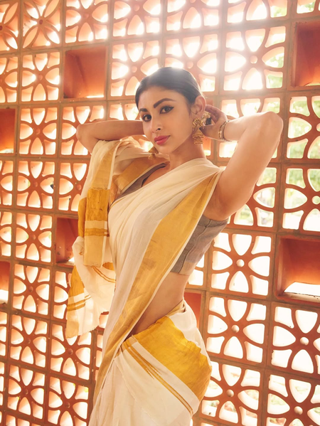 Mouni Roy wishes all on 'Onam' with an esthetic South Indian sundari look Mouni Roy wishes all on 'Onam' with an esthetic South Indian sundari look