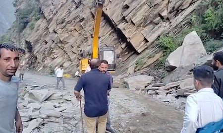 चंबा: लैंडस्लाइड से एनएच और भरमौर की सड़कें बंद, यातायात प्रभावित