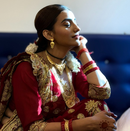 अक्षरा सिंह ने लाल जोड़े में दिखाया पारंपरिक अंदाज, फैंस बोले- 'बिलकुल दुल्हन लग रही हो'