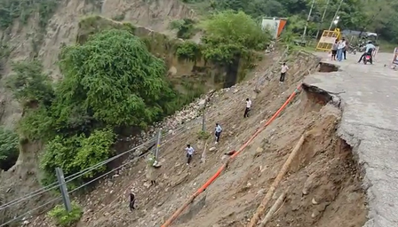 होशियारपुर: चिंतपूर्णी-धर्मशाला नेशनल हाईवे पर हादसा, एम्बुलेंस खाई में गिरी, 3 की मौत, 2 घायल
