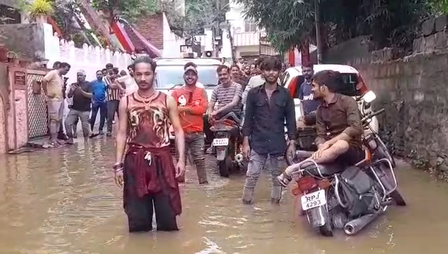 राजस्थान उदयपुर में बाढ़ का कहर, आहड़ नदी के उफान से घर-गाड़ियां जलमग्न, प्रशासन अलर्ट राजस्थान उदयपुर में बाढ़ का कहर, आहड़ नदी के उफान से घर-गाड़ियां जलमग्न, प्रशासन अलर्ट