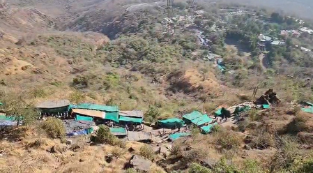 गुजरात पावागढ़ मंदिर में भीषण हादसा, रोपवे ट्रॉली टूटने से 6 की मौत, 4 घायल गुजरात पावागढ़ मंदिर में भीषण हादसा, रोपवे ट्रॉली टूटने से 6 की मौत, 4 घायल