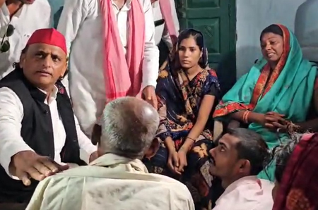 यूपी : अखिलेश यादव ने कन्नौज में मृतक ब्रजेश राठौर के परिवार से मुलाकात की, सरकार से भाई को नौकरी देने की मांग
