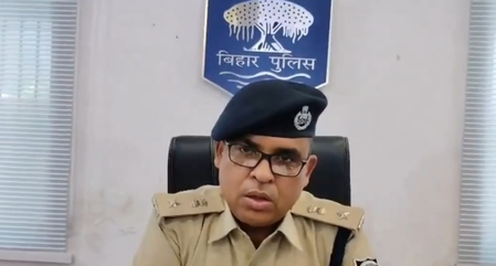 बिहार चलती ट्रेन से अगवा कोच अटेंडेंट सकुशल बरामद, तीन अपहरणकर्ता गिरफ्तार बिहार चलती ट्रेन से अगवा कोच अटेंडेंट सकुशल बरामद, तीन अपहरणकर्ता गिरफ्तार