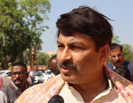 Manoj Tiwari slams Tejashwi and Congress for remarks against PM Modi’s mother Manoj Tiwari slams Tejashwi and Congress for remarks against PM Modi’s mother