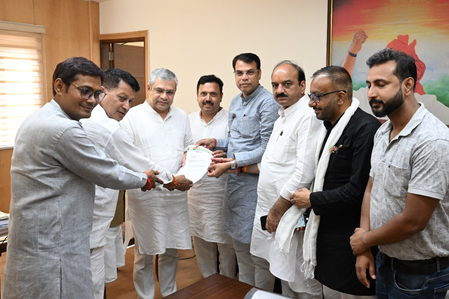 Delhi BJP’s Purvanchali leaders seek special facilities for Chhath devotees at railway stations Delhi BJP’s Purvanchali leaders seek special facilities for Chhath devotees at railway stations