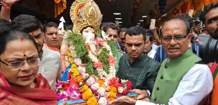 शिवराज सिंह चौहान ने परिवार संग भोपाल में किया गणेश विसर्जन शिवराज सिंह चौहान ने परिवार संग भोपाल में किया गणेश विसर्जन