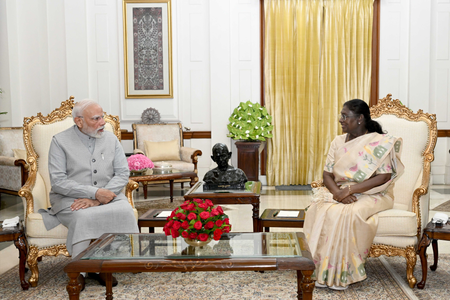 पीएम नरेंद्र मोदी ने राष्ट्रपति द्रौपदी मुर्मू से की मुलाकात