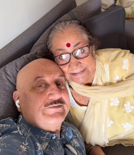 'मिडिल क्लास फैमिली की प्यारी बातें'… अनुपम खेर ने मां और भाई के साथ पोस्ट किया दिल छूने वाला वीडियो