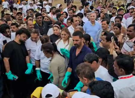 Akshay Kumar cleans up Mumbai’s Juhu beach a day after Ganpati Visarjan Akshay Kumar cleans up Mumbai’s Juhu beach a day after Ganpati Visarjan