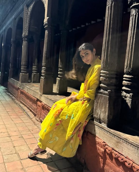अभिनेत्री मौनी रॉय ने किए पशुपतिनाथ के दर्शन, काठमांडू की फोटो कीं शेयर