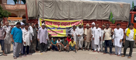 पानी में डूबा था हरियाणा का ये गांव फिर भी पंजाब के बाढ़ पीड़ितों के लिए भेजी लाखों की राहत पानी में डूबा था हरियाणा का ये गांव फिर भी पंजाब के बाढ़ पीड़ितों के लिए भेजी लाखों की राहत