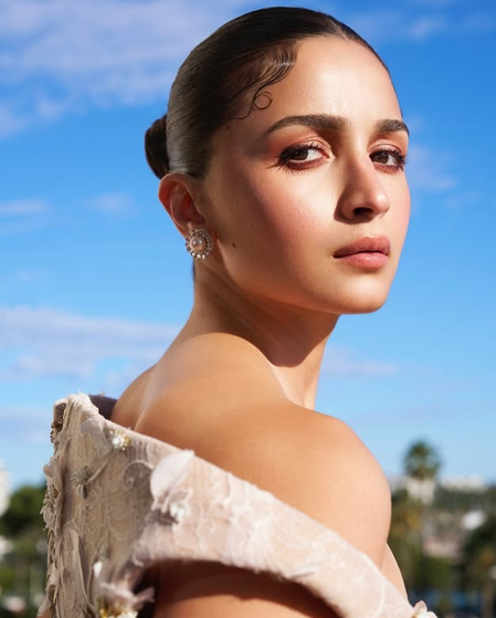 Alia Bhatt makes the most of her 'Island glam & team jam' session during her latest photoshoot Alia Bhatt makes the most of her 'Island glam & team jam' session during her latest photoshoot