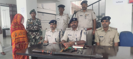 बिहार मोतिहारी में अवैध हथियारों के साथ महिला गिरफ्तार बिहार मोतिहारी में अवैध हथियारों के साथ महिला गिरफ्तार