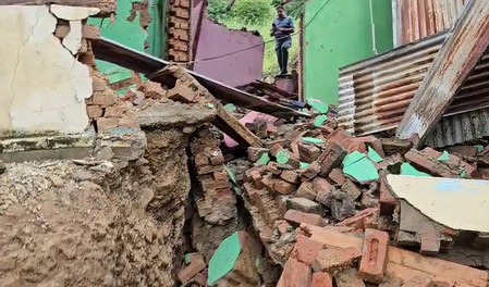 जम्मू-कश्मीर नॉर्थ ब्लॉक खेड़ी पंचायत में भारी बारिश से तबाही, 200 घर खतरे में जम्मू-कश्मीर नॉर्थ ब्लॉक खेड़ी पंचायत में भारी बारिश से तबाही, 200 घर खतरे में