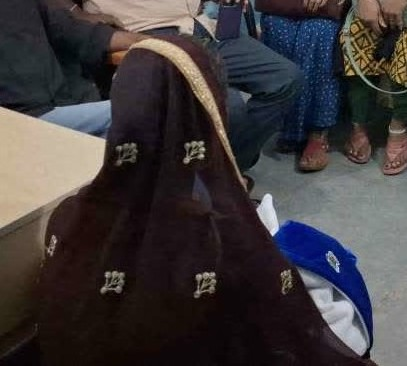 झारखंड 50 हजार में बेचे गए नवजात का रेस्क्यू, प्रशासन ने मां-पिता को वापस सौंपा झारखंड 50 हजार में बेचे गए नवजात का रेस्क्यू, प्रशासन ने मां-पिता को वापस सौंपा